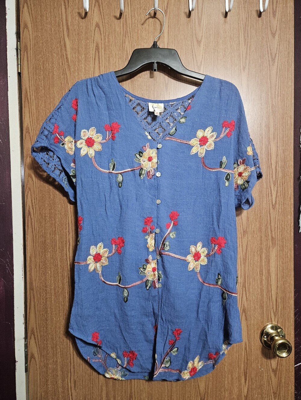 Fig And Flower Embroidered Button Down Floral Blouse Size Large!